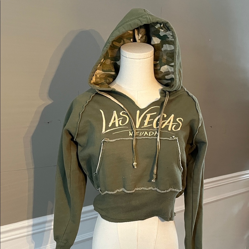 Green Las Vegas Cropped Camo Hoodie, Kangaroo Front Pockets